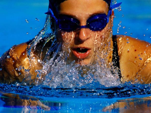 schwimmende Frau im Schwimmbad